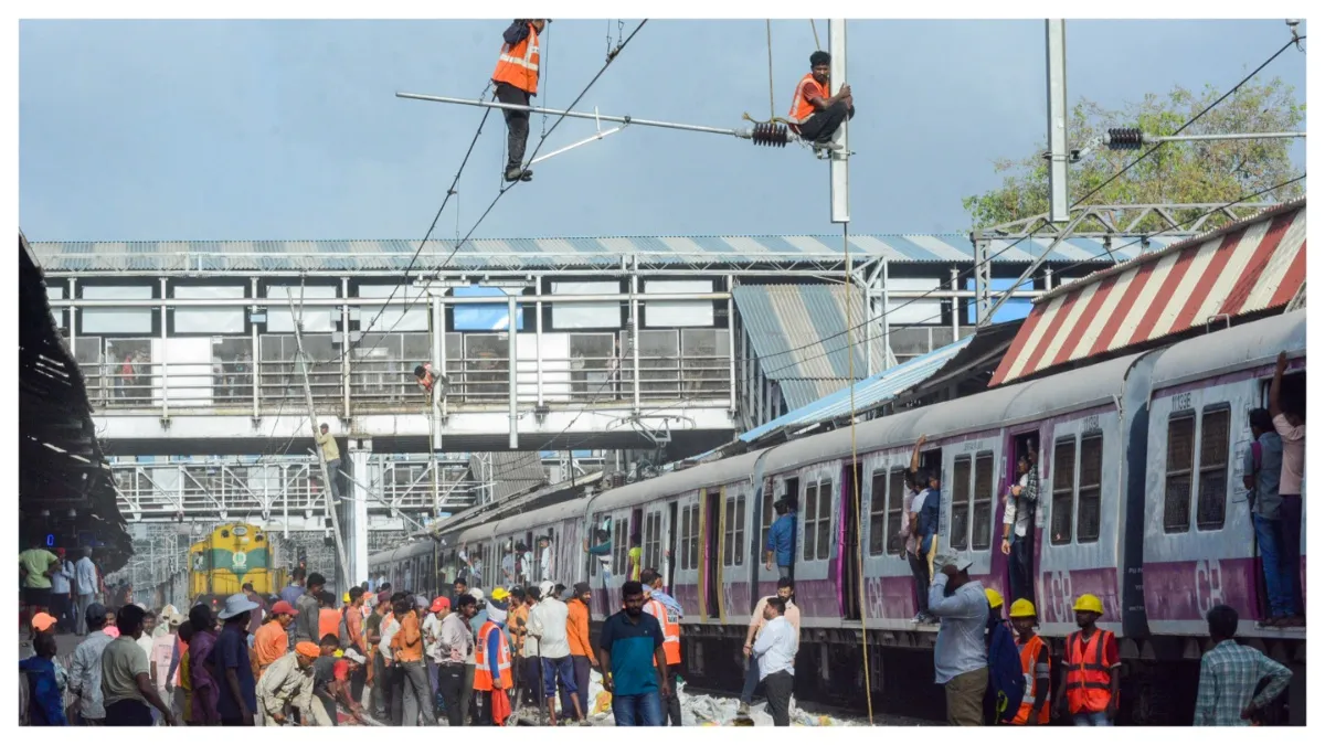 Heavy rain in Mumbai local train services disrupted in Thane passengers facing problems- India TV Hindi