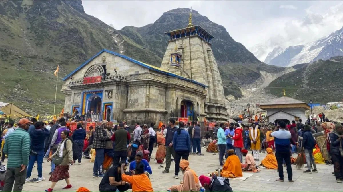 Kedarnath like temple in Delhi created a ruckus Sadhu saints and opposition leaders lashed out at BJ- India TV Hindi