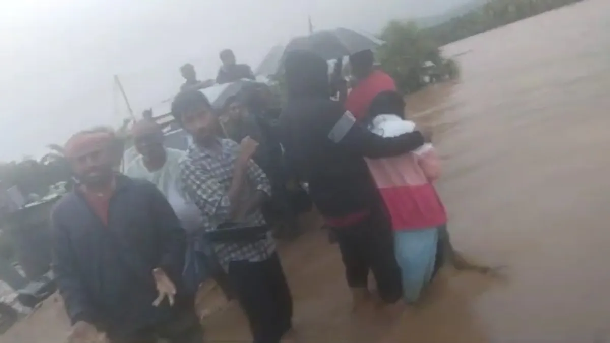 Telangana floods 30 people stranded in the midst of FLOOD Indian Air Force and NDRF rescued them by - India TV Hindi