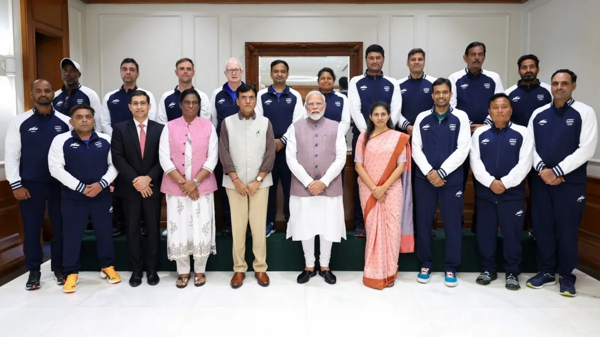 PM Modi and ashwini vaishnaw with Indian contingent - India TV Hindi