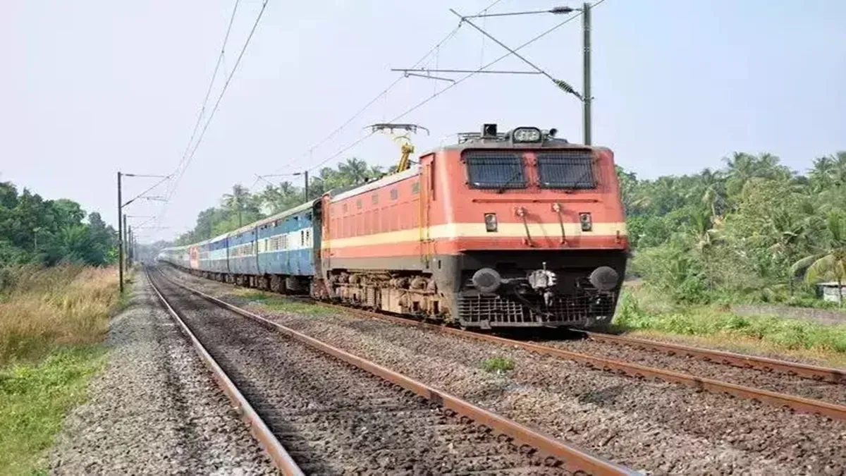 ग्रीष्मकालीन स्पेशल ट्रेनें देश के कई रूट पर अलग-अलग शहरों के लिए चलाई जा रही हैं। - India TV Paisa