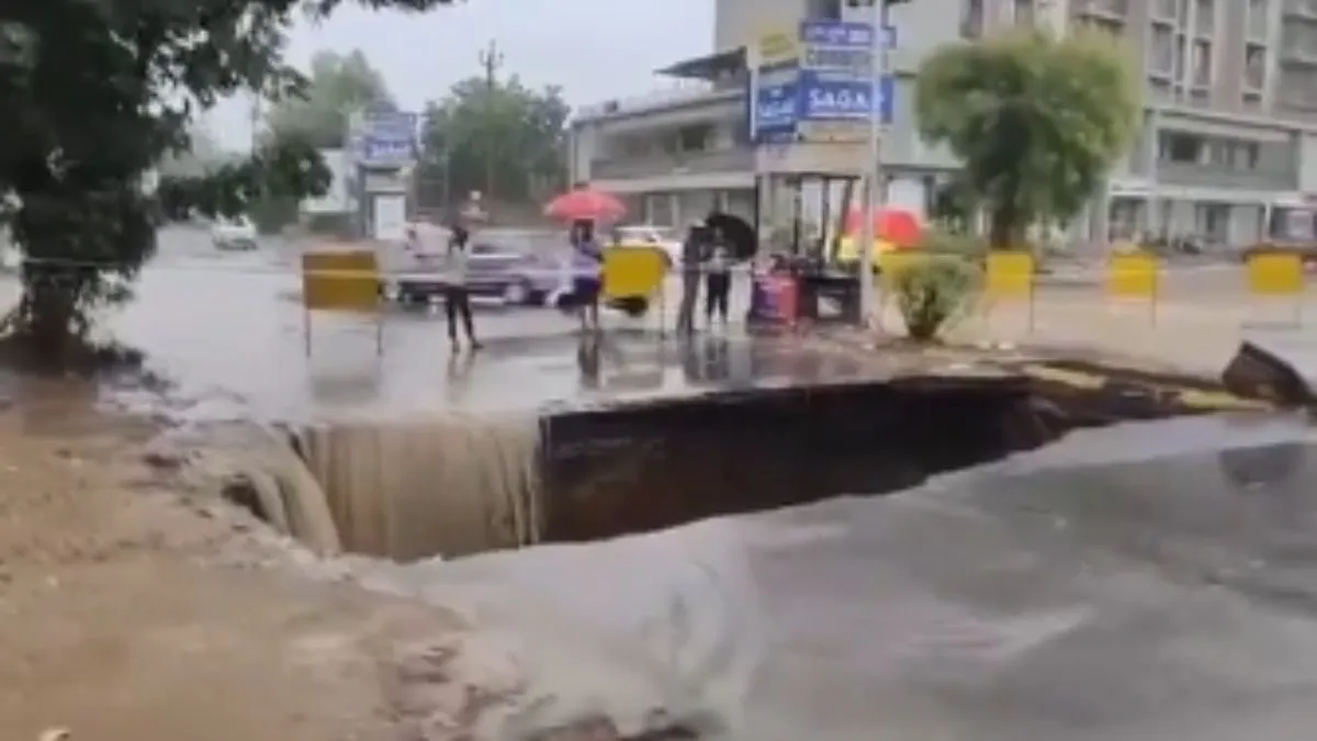 भारी बारिश के बाद अहमदाबाद शहर के शेला क्षेत्र में एक सड़क धंस गई- India TV Hindi