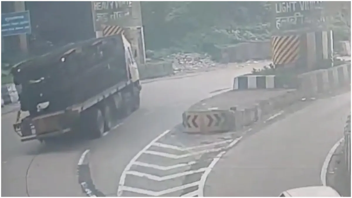 Horrible accident on Mumbai-Pune Expressway high speed truck overturned like a toy video recorded- India TV Hindi