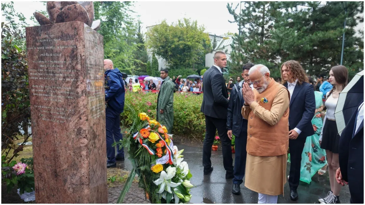 PM narendra Modi paid tribute at Jam Saheb Nawanagar Memorial also visited the Monte Cassino Memoria- India TV Hindi