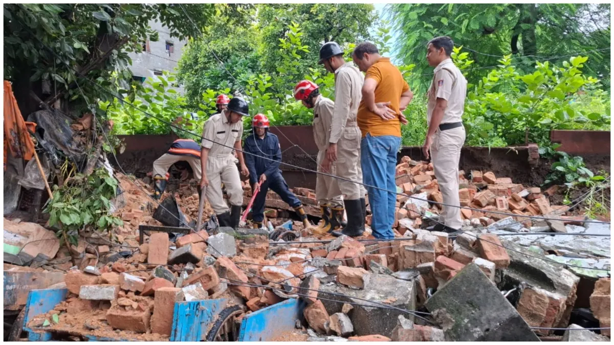 house collapsed in Delhi many people were buried under the rubble 2 people were rescued- India TV Hindi