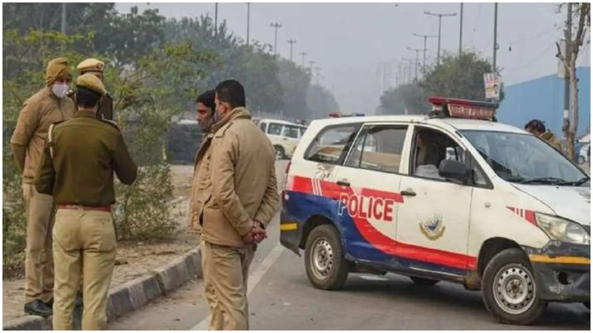 CLash between two groups returning after Ganesh immersion in trilokpuri Delhi Police took charge- India TV Hindi