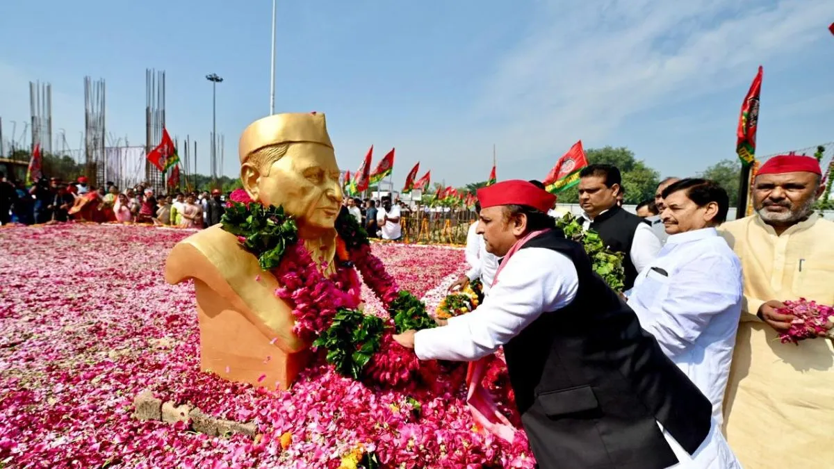 मुलायम सिंह की दूसरी पुण्यतिथि पर अखिलेश यादव ने दी श्रद्धांजलि- India TV Hindi