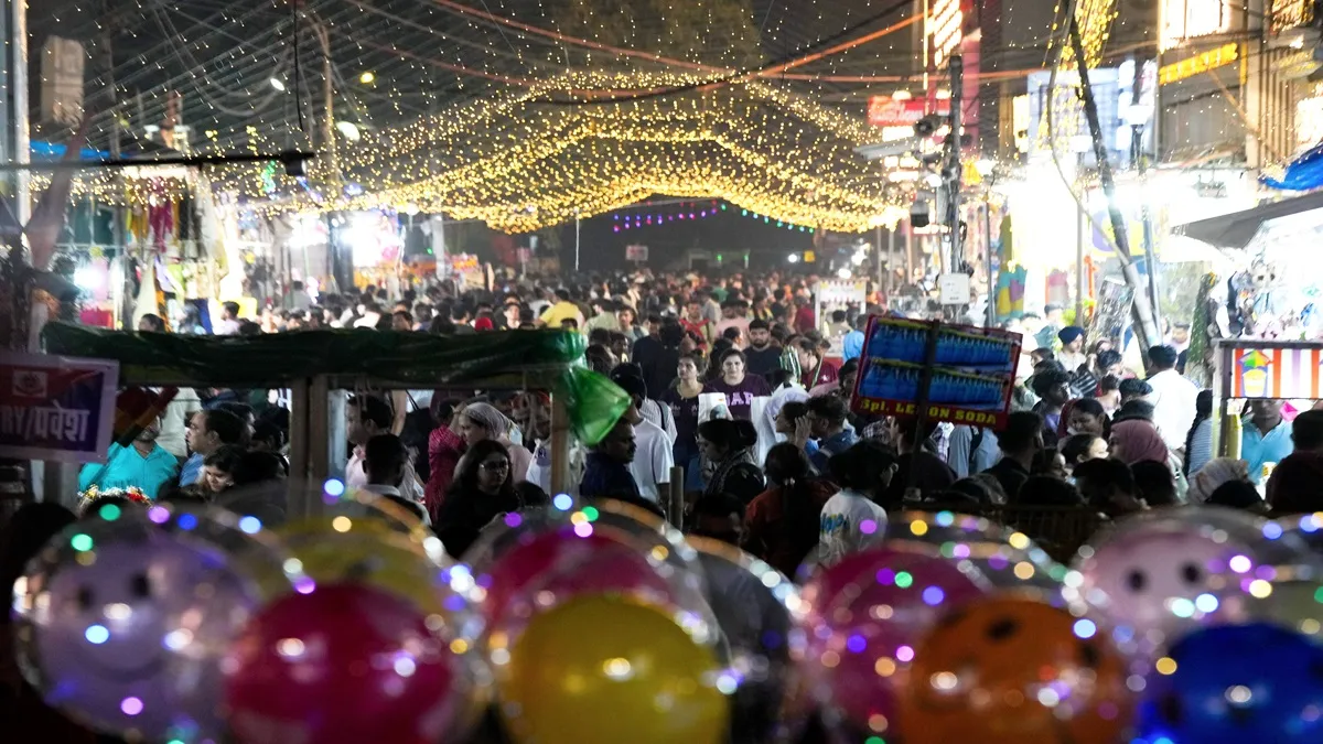 crowd in delhi market- India TV Hindi