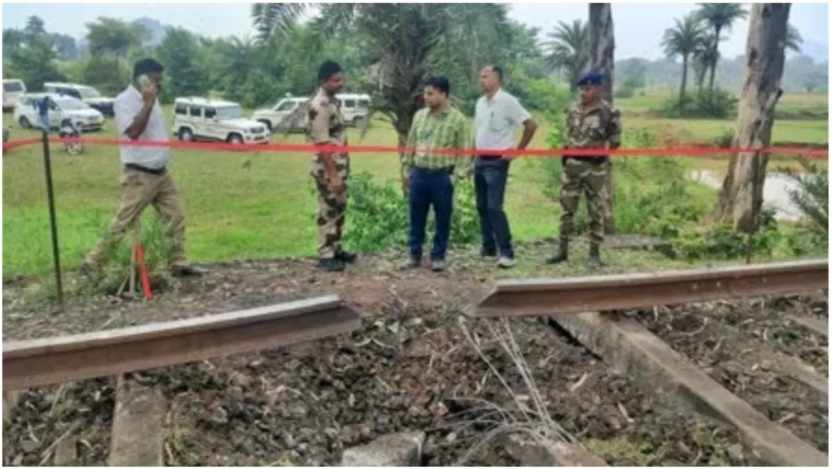 Railway track in Jharkhand was blown up with bomb explosion on MGR line going from Lalmatia to Farak- India TV Hindi