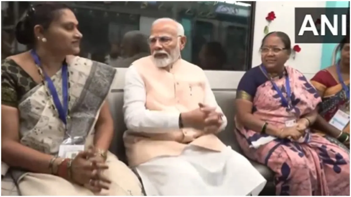 PM Narendra Modi travels on metro train between BKC to Aarey JVLR section of Mumbai Metro Line- India TV Hindi