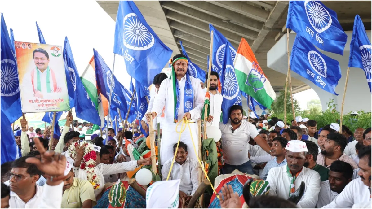 Nana Patole reached to file nomination sitting on a bullock cart said will waive off farmers loans a- India TV Hindi