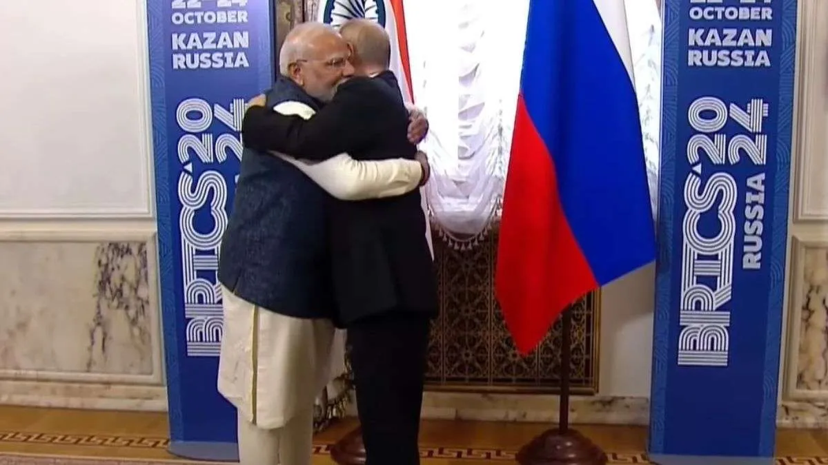 PM Modi hugs President Putin before bilateral meeting- India TV Hindi