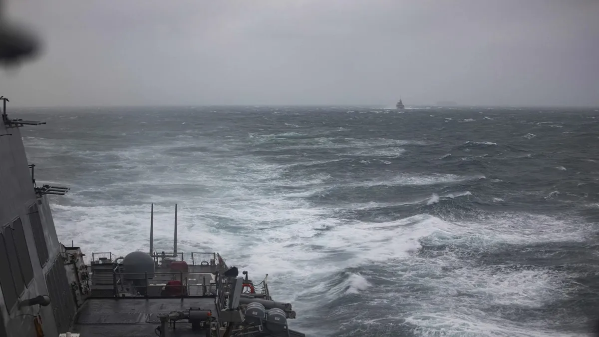 Kapal Angkatan Laut AS dan Kanada di Selat Taiwan - India TV Hindi