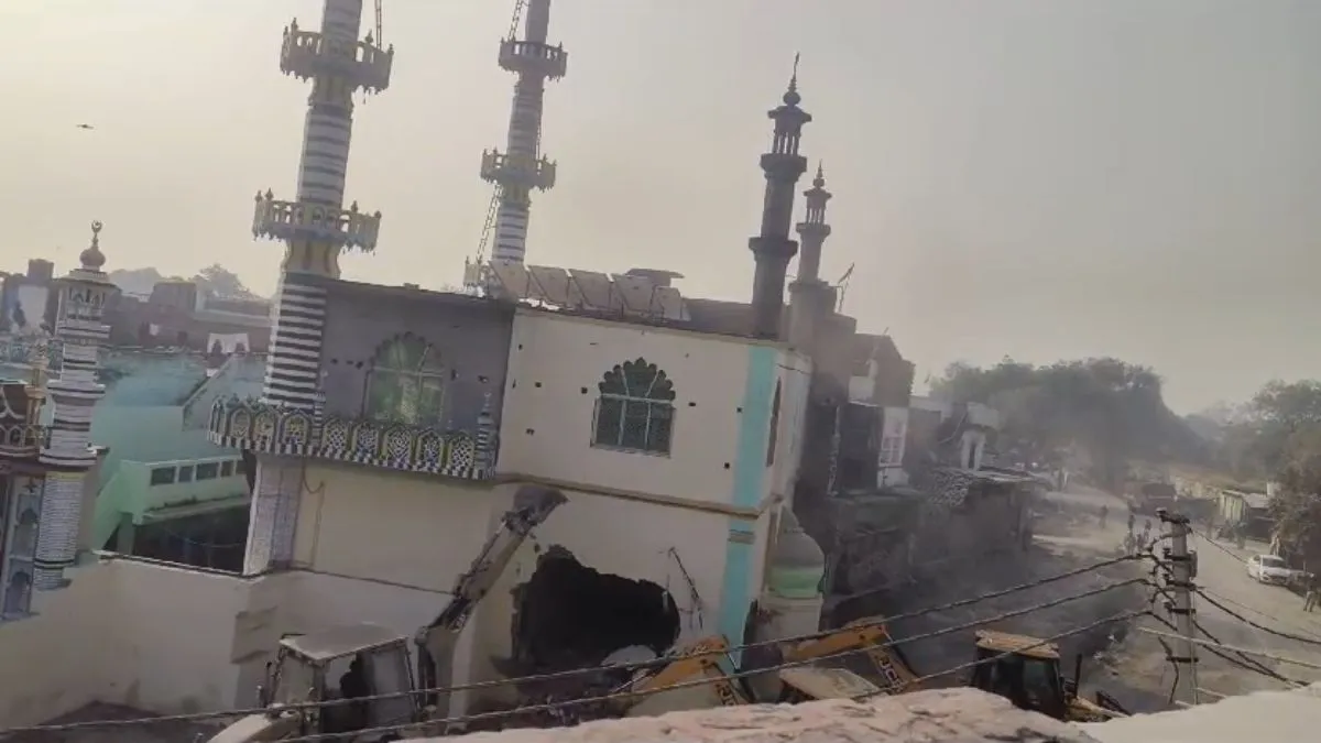नूरी जामा मस्जिद पर चला बुलडोजर- India TV Hindi