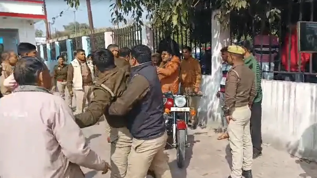 jhansi inspector constable fight- India TV Hindi