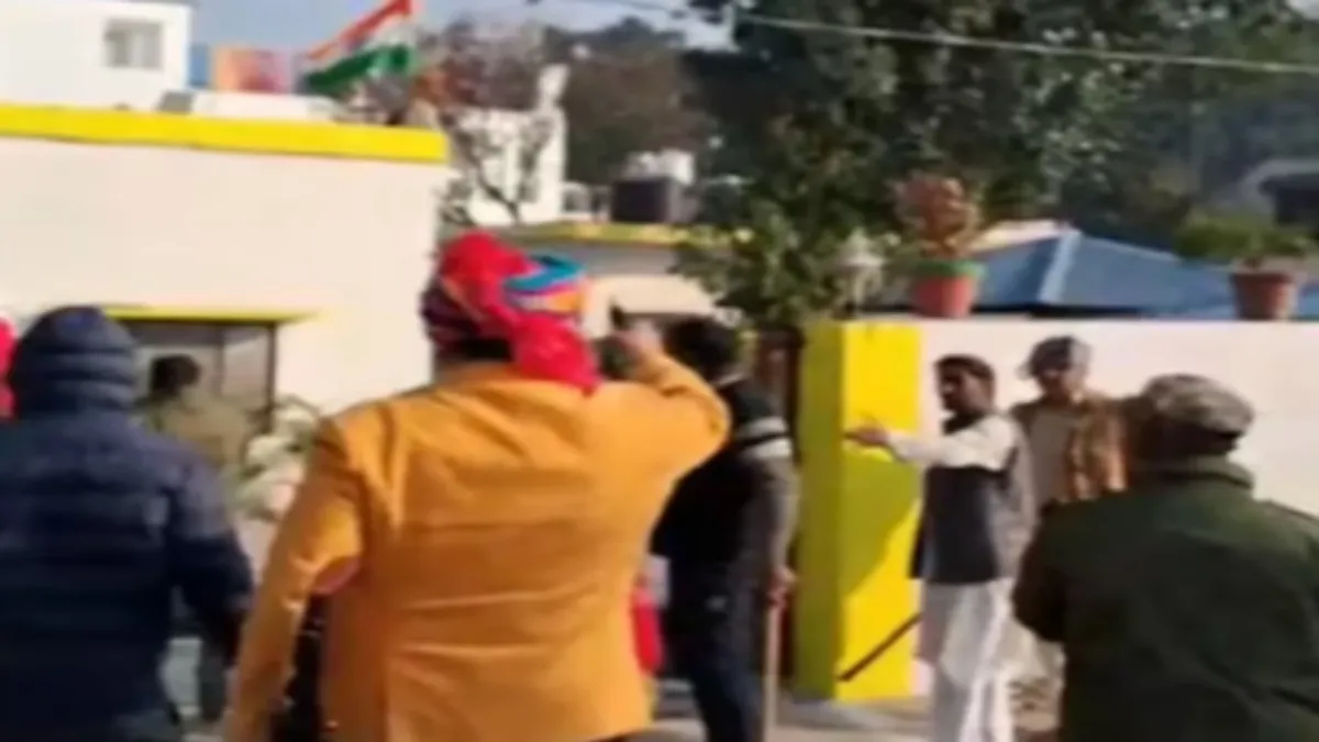  दफ्तर पर फायरिंग