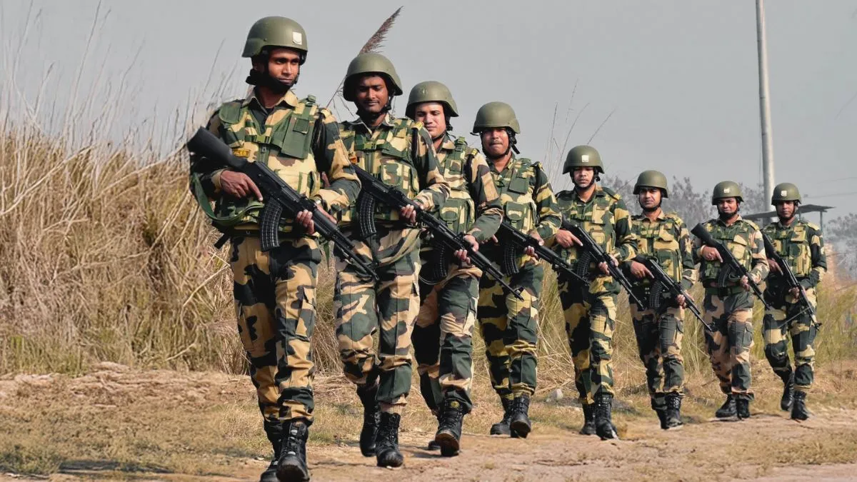 BSF ने पकड़ा हथियारों का जखीरा।- India TV Hindi