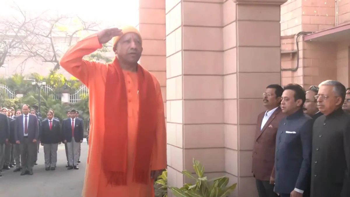     CM Yogi içou o tricolor em Lucknow.