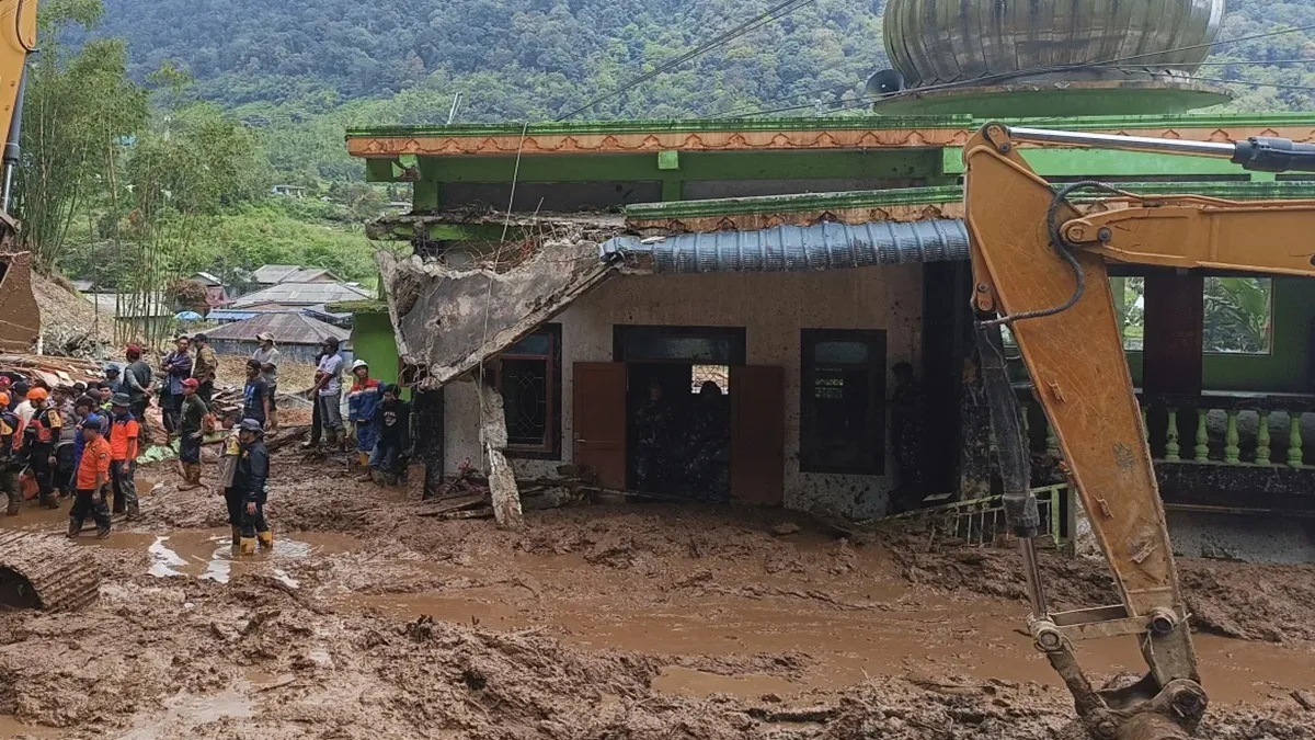 इंडोनेशिया के जावा द्वीप पर बाढ़ और भूस्खलन