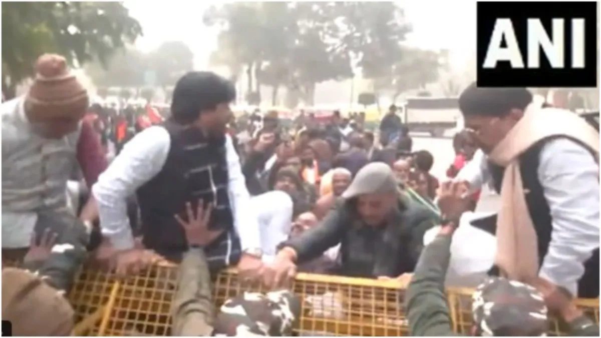 BJP members carrying out 'Purvanchal Samman March' reach AAP National Convenor Arvind Kejriwal's res