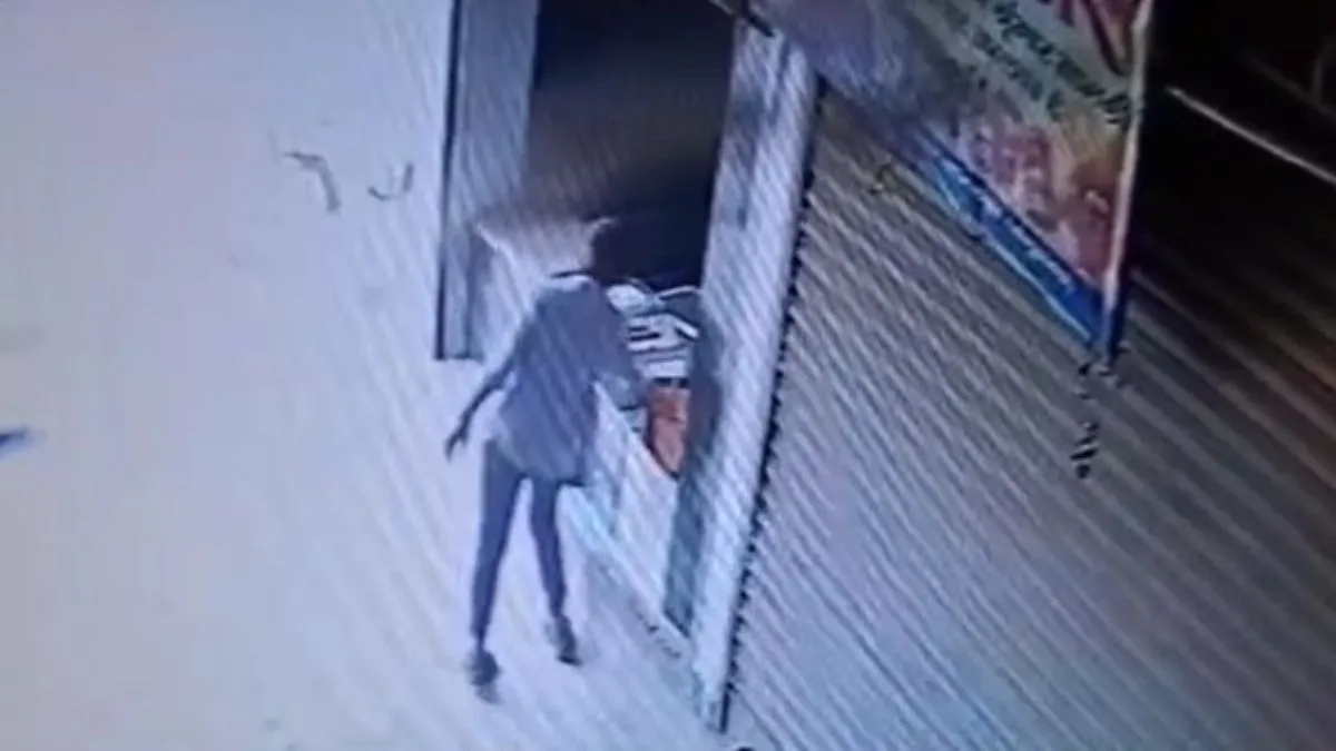 चोरी की घटना का सीसीटीवी फुटेज आया सामने।