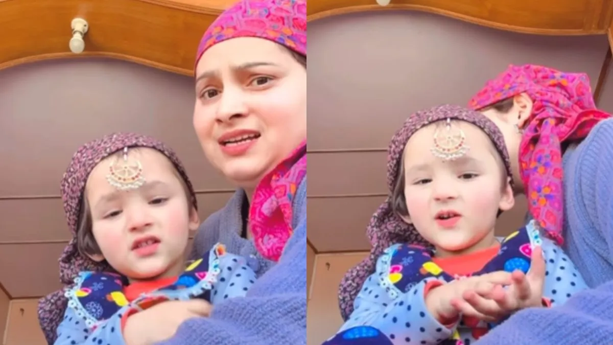 गाने का रियाज करतीं मां-बेटी- India TV Hindi