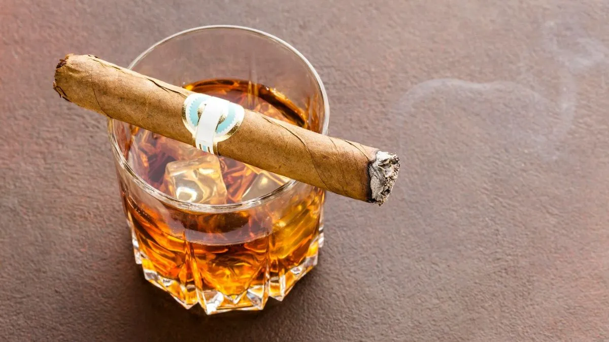 शराब और सिगरेट (सांकेतिक तस्वीर)- India TV Hindi