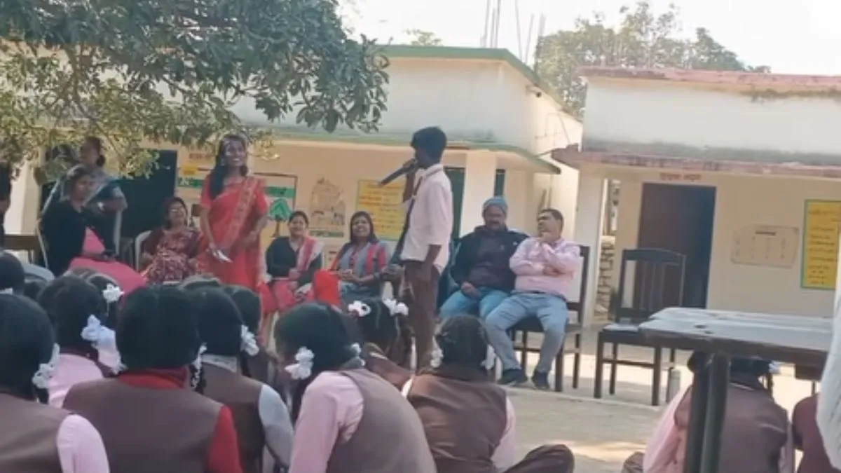 स्पीच देते हुए छात्र