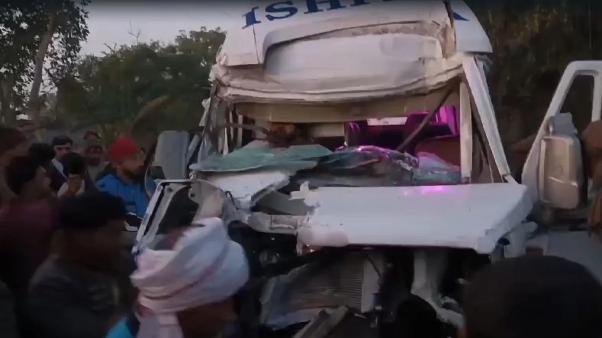 traveler bus road accident- India TV Hindi