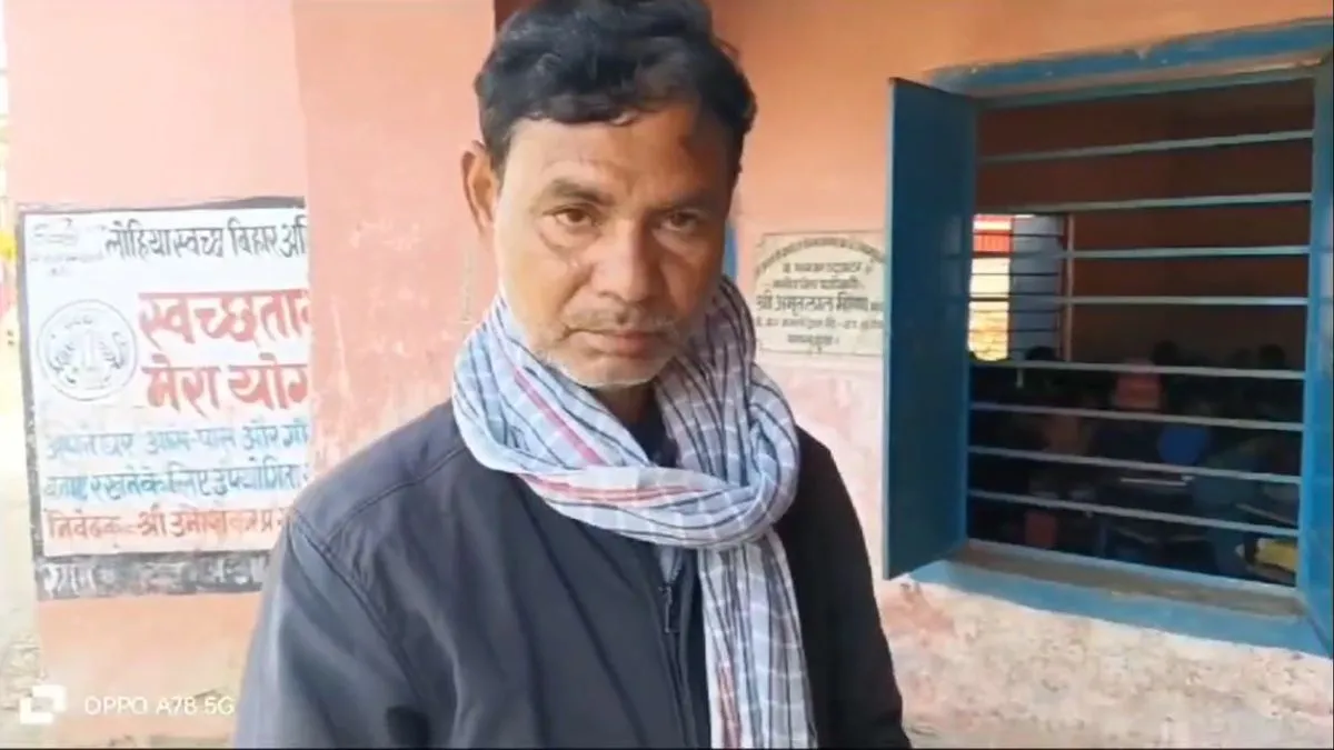  हेडमास्टर नशे में झूमते दिखे- India TV Hindi