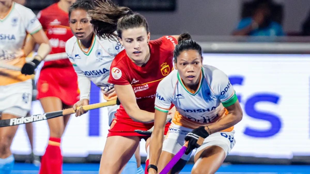 Equipe feminina de hóquei indiana contra a equipe feminina de hóquei da Espanha