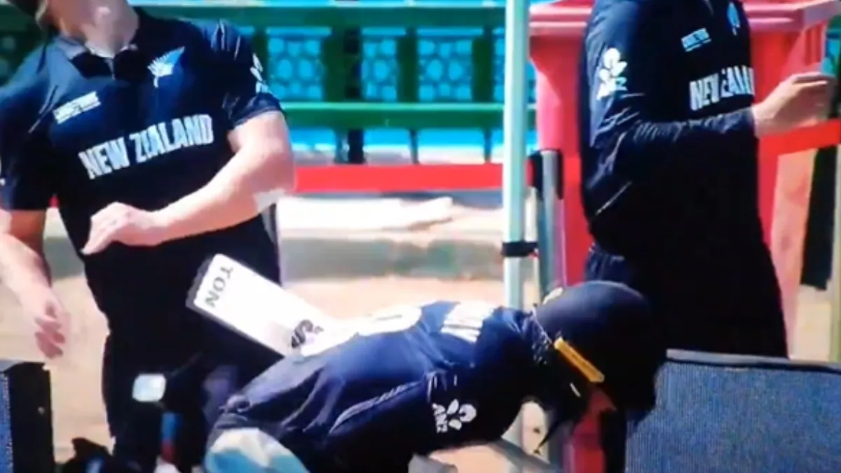 New Zealand players bending down at Karachi Cricket Stadium