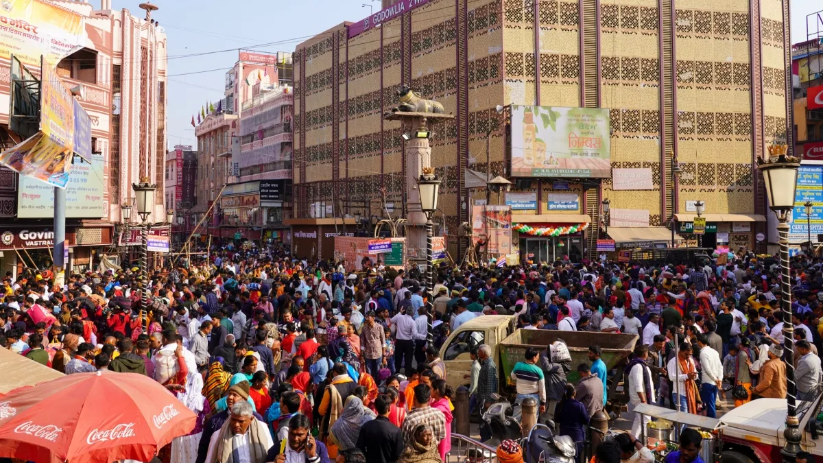 बाबा विश्वनाथ के दर्शन के लिए उमड़ी भीड़