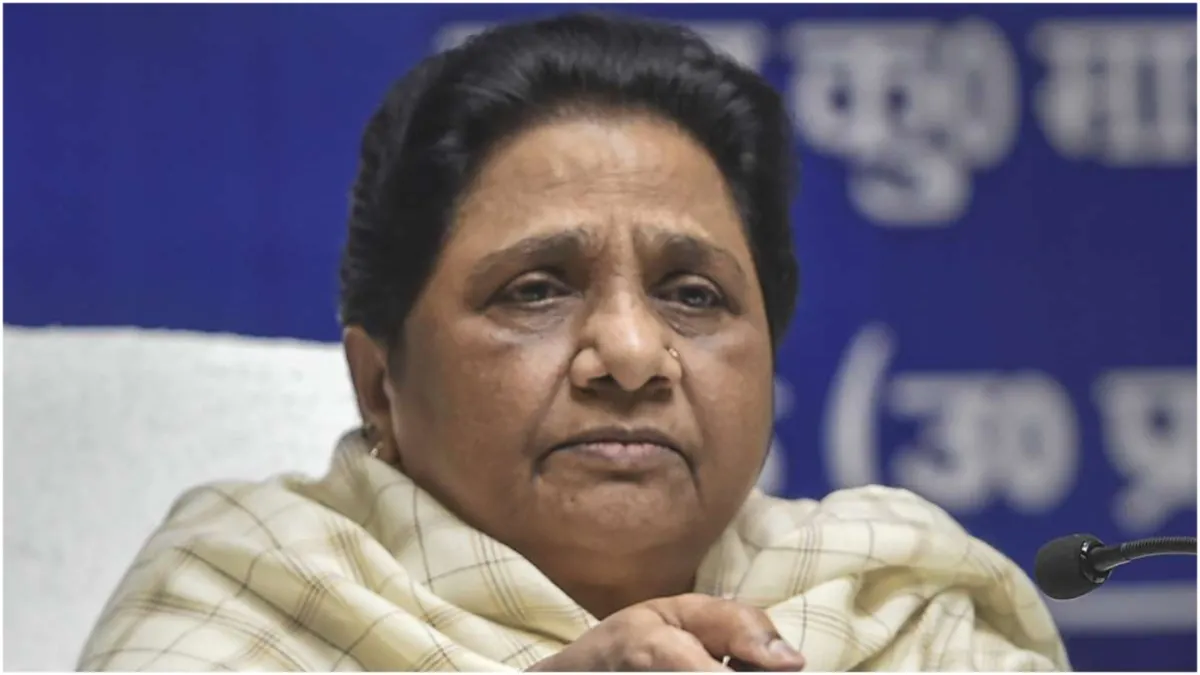 America deported 104 Indians Mayawati said Sending indians in handcuffs and shackles is inhuman- India TV Hindi