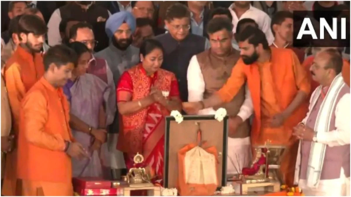 Delhi CM Rekha Gupta along with her cabinet ministers offers prayers as they join to perform evening