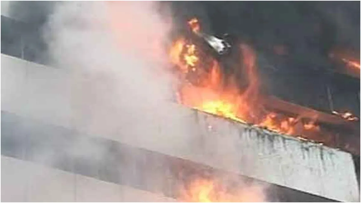 O incêndio eclodiu em um restaurante localizado no mercado de Delhis Khan, vários carros de bombeiros trouxeram o fogo u