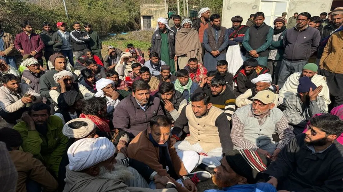 मृतक के परिजनों के साथ...- India TV Hindi