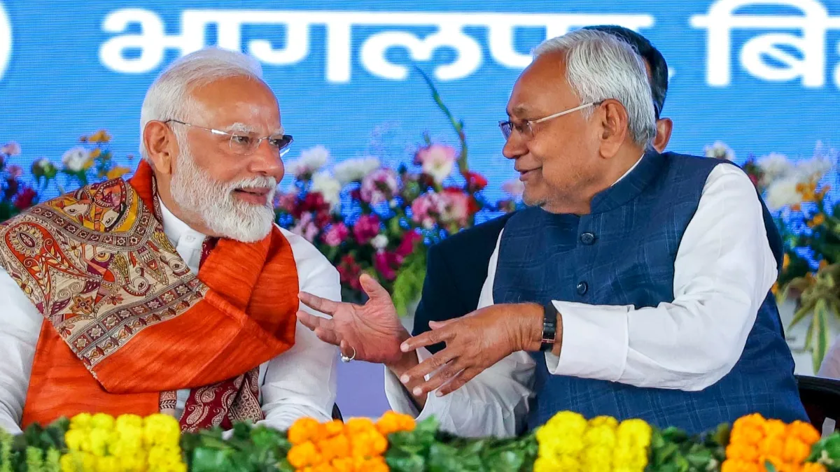 प्रधानमंत्री नरेंद्र मोदी के साथ मुख्यमंत्री नीतीश कुमार