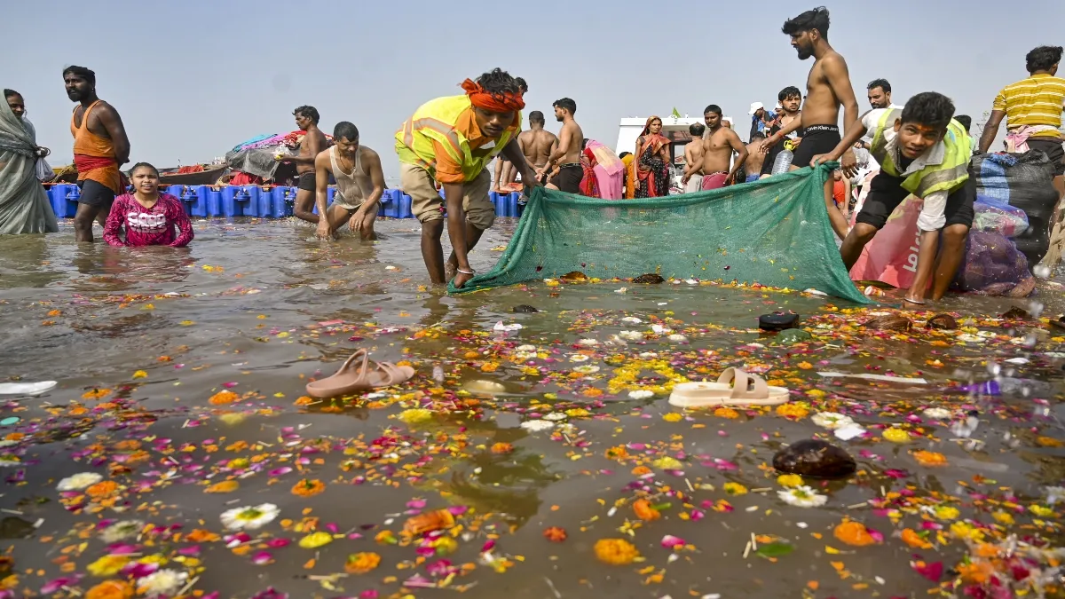  त्रिवेणी संगम में स्नान करते लोग