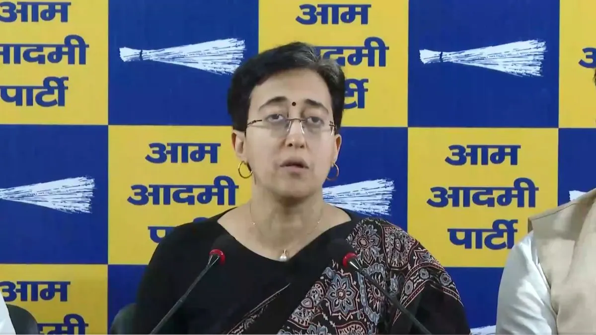 Atishi deu informações na conferência de imprensa.