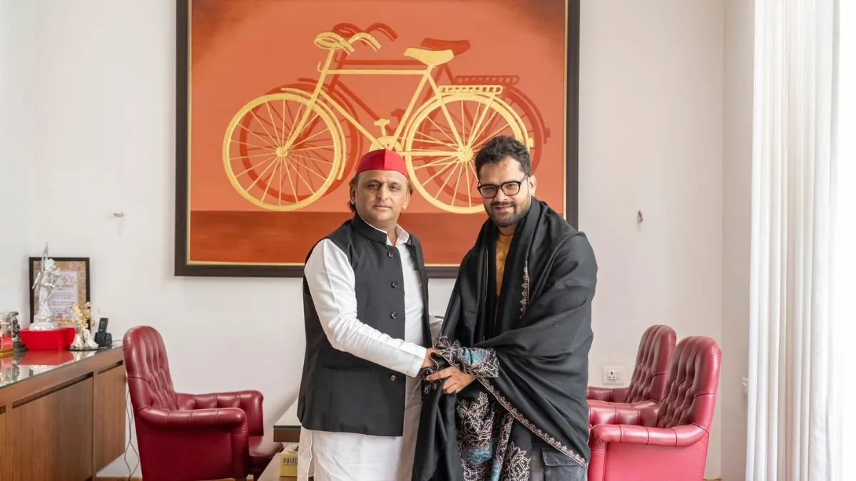 Khesari Lal Yadav meets Akhilesh Yadav