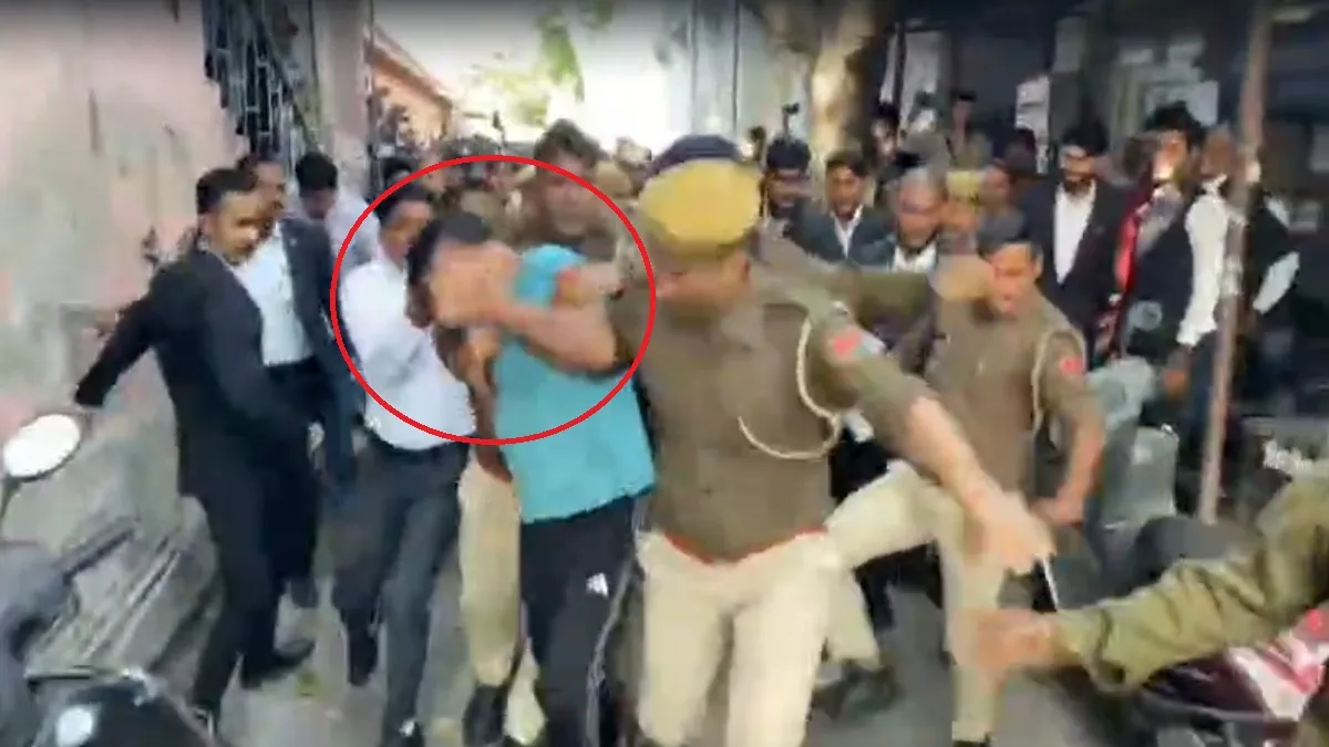 वकीलों ने आरोपी पूर्व पार्षद की जमकर की पिटाई- India TV Hindi