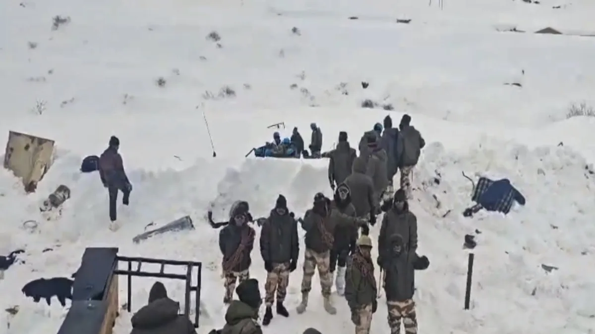 O trabalho de resgate do exército indiano continua