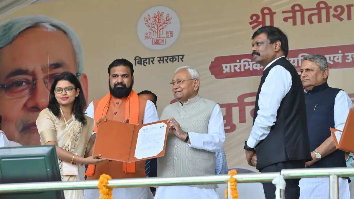 बिहार में सीएम नीतीश कुमार और डिप्टी सीएम ने 51389 शिक्षकों को बांटे नियुक्ति पत्र - India TV Hindi