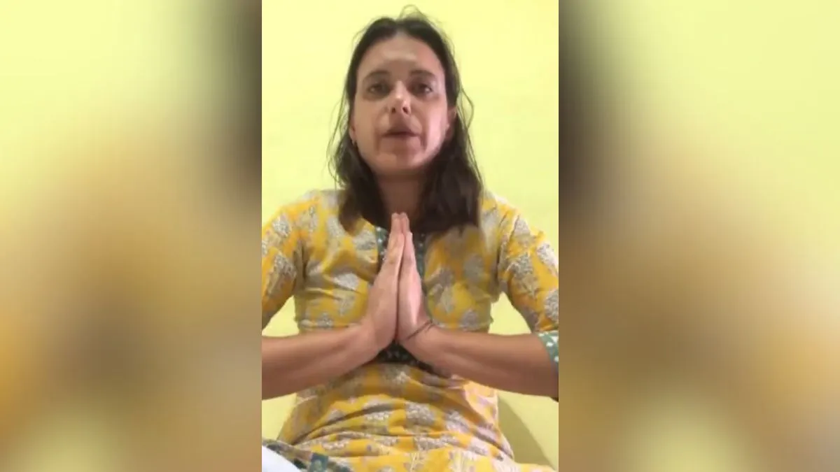 विवाद बढ़ने पर विदेशी महिला ने मांगी माफी- India TV Hindi