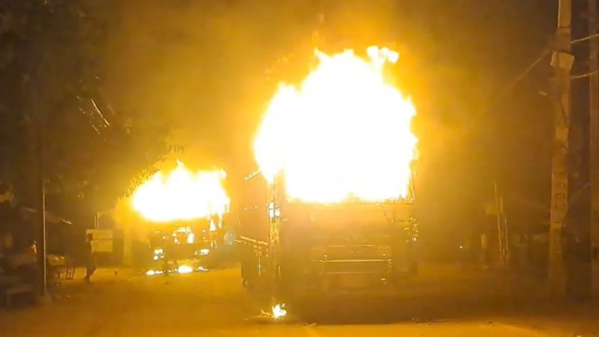 ओवरटेक में दो ट्रकों ने युवक को कुचला- India TV Hindi