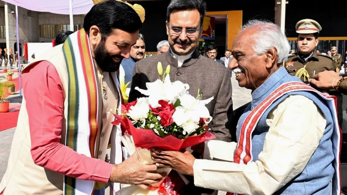 राज्यपाल बंडारू दत्तात्रेय का स्वागत करते हुए सीएम सैनी