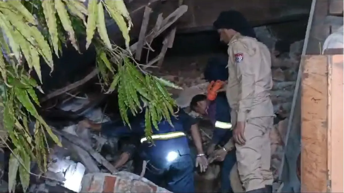 लुधियाना के फोकल पॉइंट इलाके में गिरी बिल्डिंग - India TV Hindi