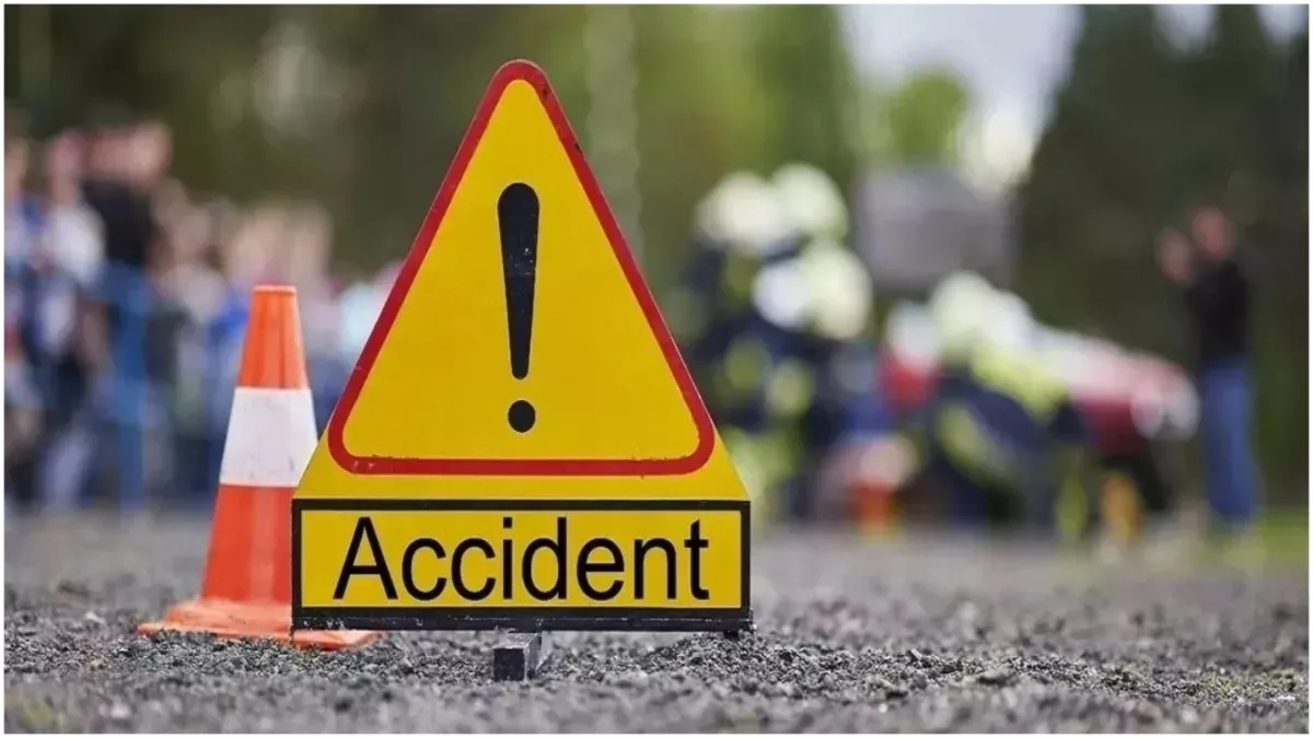 Tragic accident in Lucknow people sleeping on divider were crushed by a speeding car 2 died- India TV Hindi
