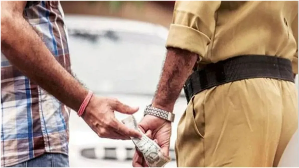Bribery in fake call center investigation 4 policemen suspended in bhopal know the whole case- India TV Hindi